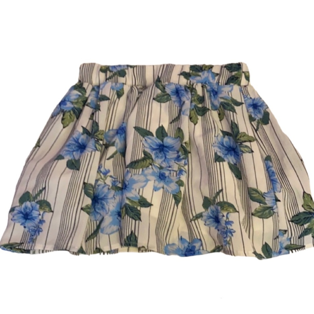 🌹Super cute white and blue flower patterned skirt